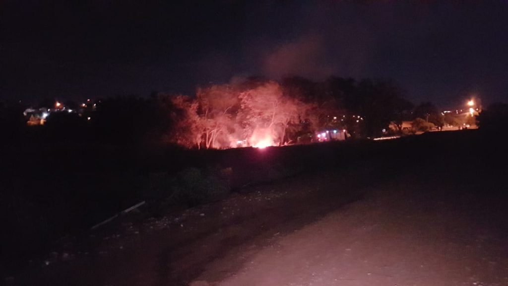Corpo de Bombeiros combate incêndio em vegetação no Santa Cruz