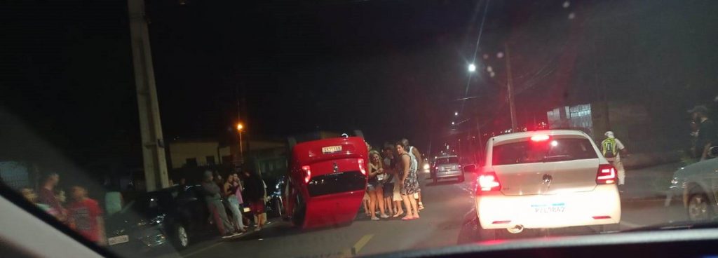 Condutora colide UP em carro estacionado e veículo capota no Brasmadeira