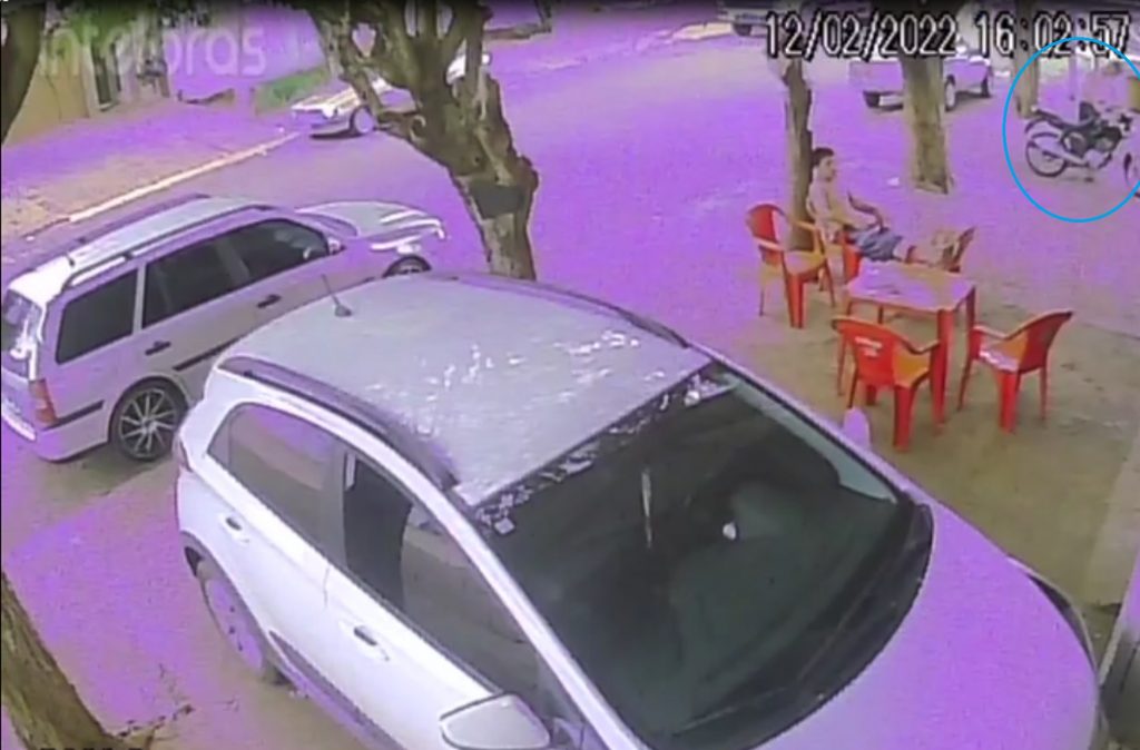 Câmera flagra moto CG placa AUR 0G67 sendo furtada