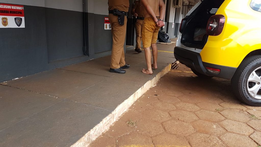 Detido por violência doméstica é levado até a 15ª Subdivisão Policial