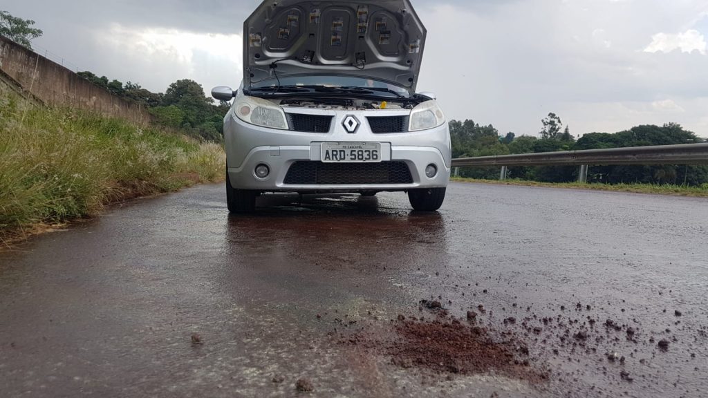 Carro pegou fogo e Corpo de Bombeiros foi acionado