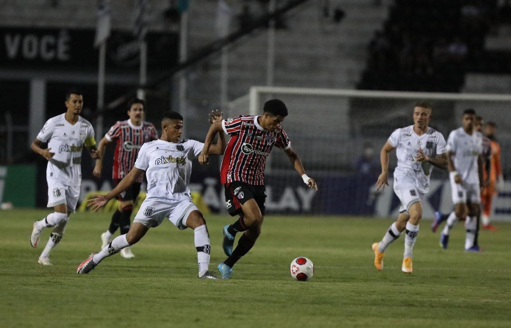 São Paulo cresce no fim e vence a Ponte Preta de virada
