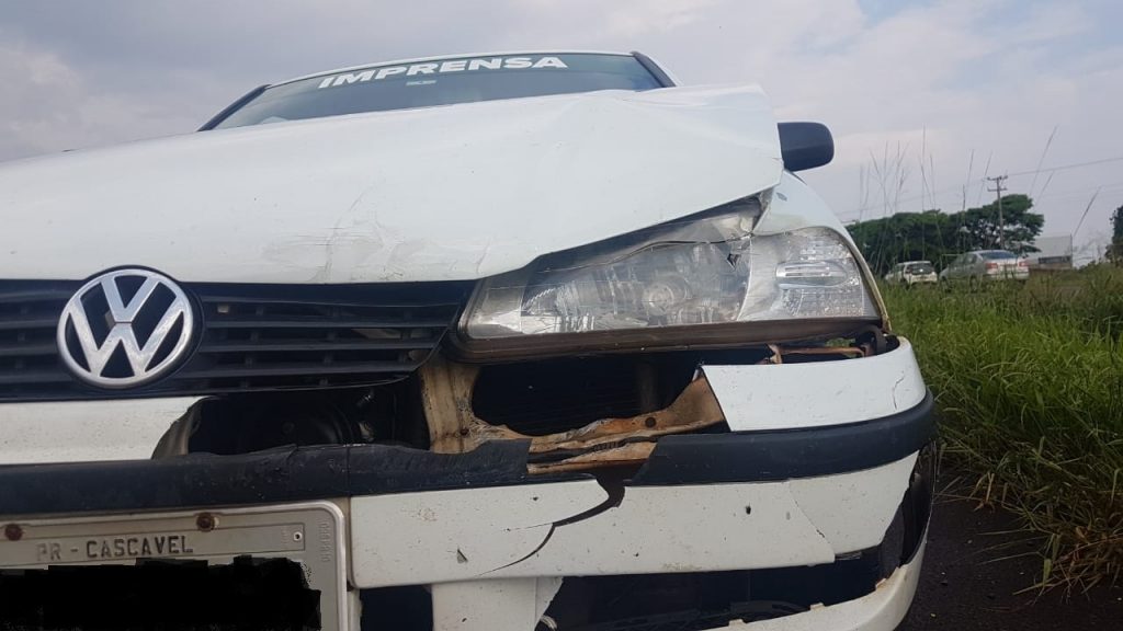 Veículos colidem na BR-467, um deles foi parar na canaleta