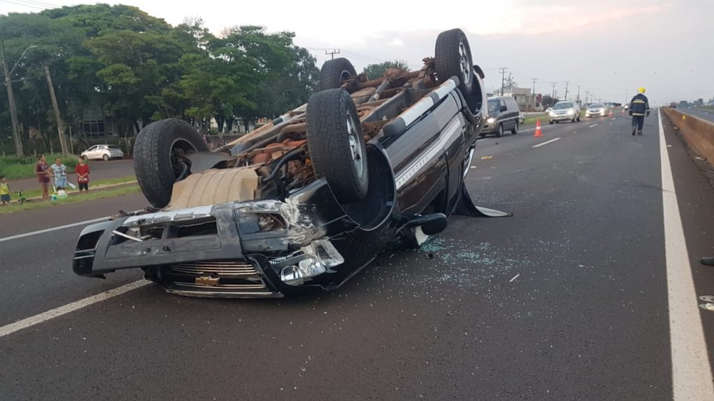 Após perder o controle, condutor capota veículo na BR-277