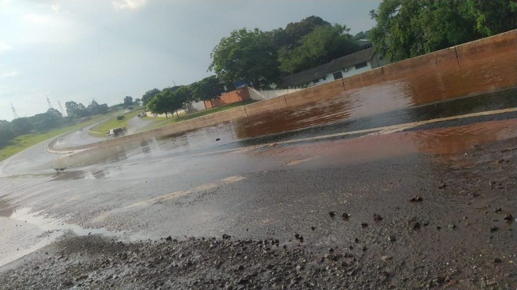 Populares reclamam da quantidade de pedras após chuvas na BR-467
