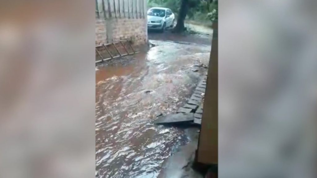 Veja imagens; Água invade lote de residências no Bairro Claudete