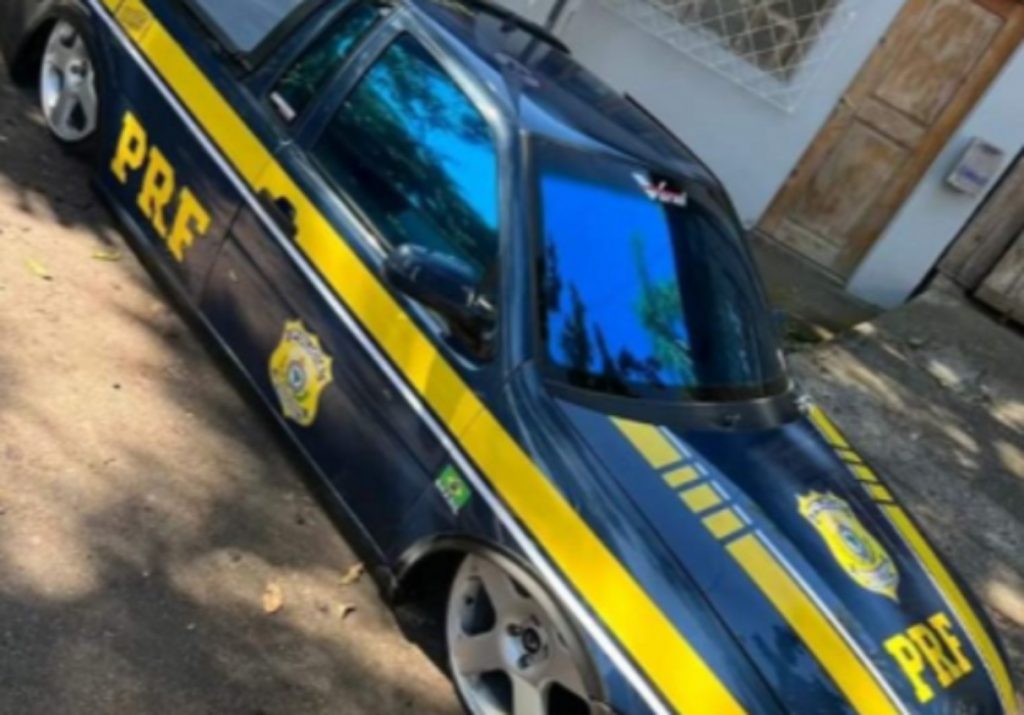 Veículo é apreendido em Santa Catarina por estar caracterizado como viatura da PRF