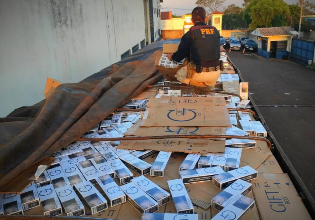 PRF apreende mais de R$ 1,6 milhão em cigarros em Cascavel (PR) PRF apreende mais de R$ 1,6 milhão em cigarros em Cascavel (PR)