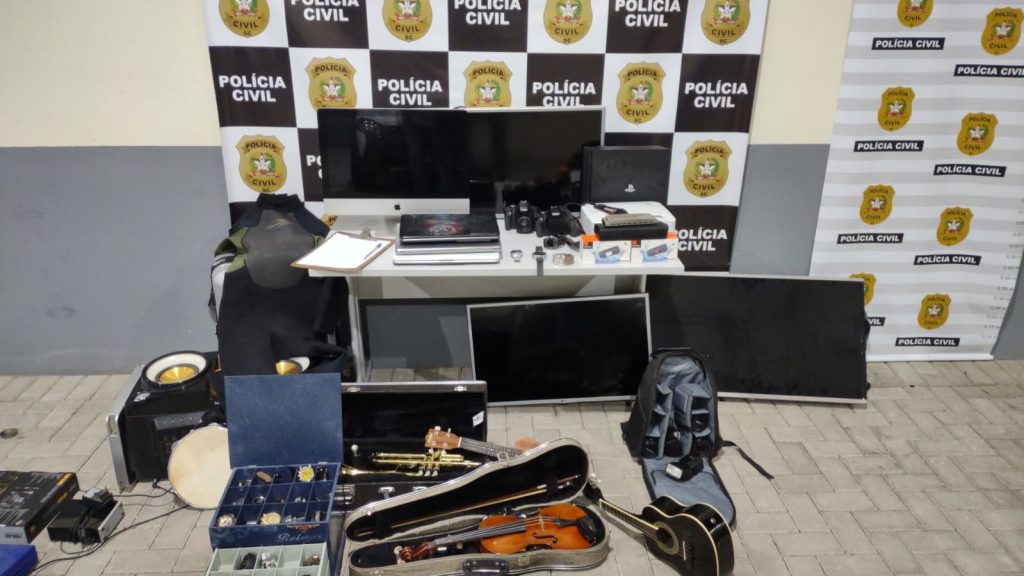 Polícia Civil recupera cão furtado em menos de 24 horas e homem é preso por posse irregular de armas e munições