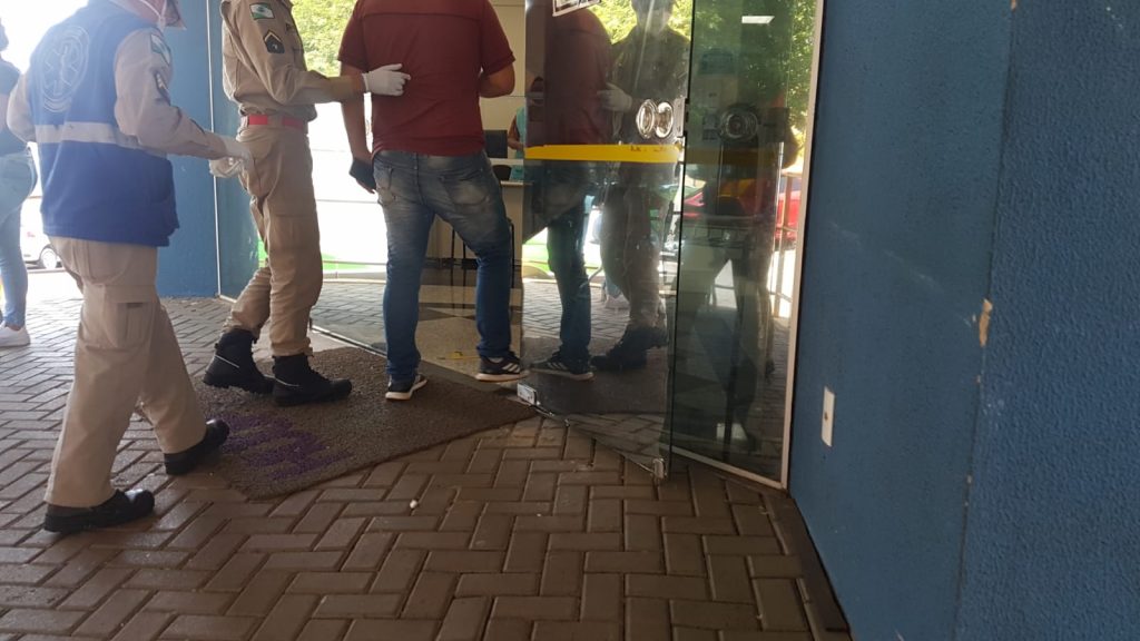 Trabalhador fica ferido após balança cair sobre a mão