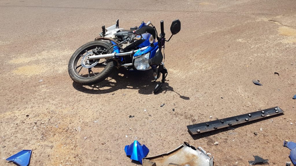 Jovem fica ferido após colisão entre carro e moto no Centro de Cascavel