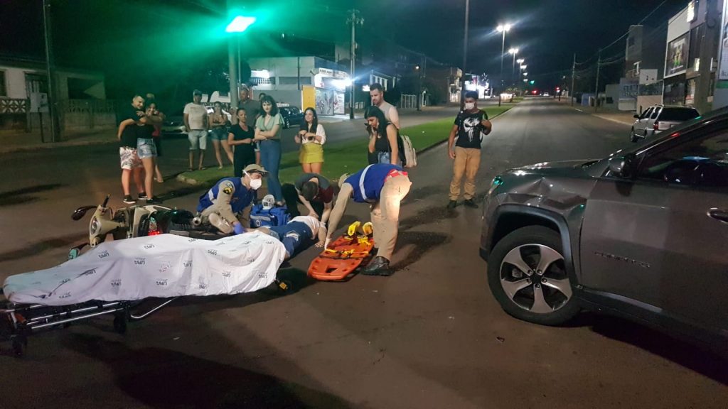 Jovem tem suspeita de fratura após colisão na Avenida Brasil