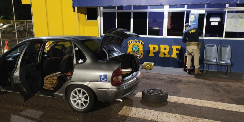 PRF prende duas mulheres transportando 150 quilos de maconha em Campo Mourão (PR) PRF prende duas mulheres transportando 150 quilos de maconha em Campo Mourão (PR)