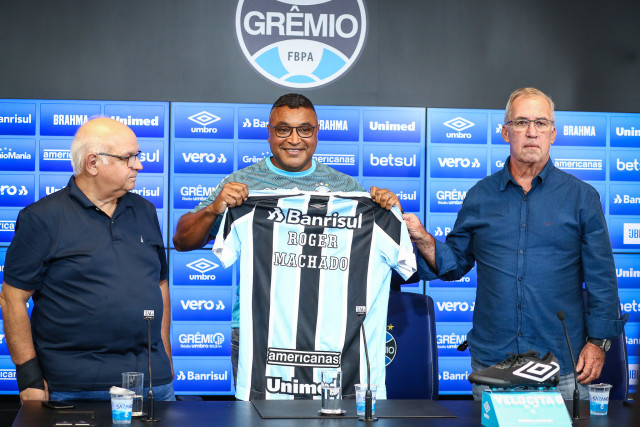 Roger Machado é apresentado oficialmente como o novo treinador do Grêmio