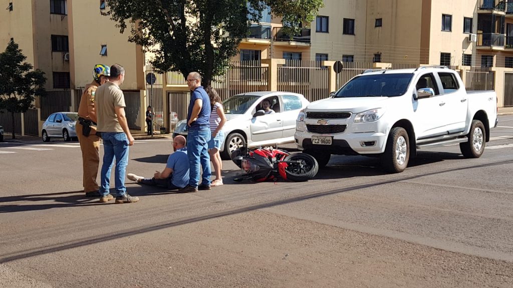 Homem fica ferido após colisão envolvendo caminhonete e moto no Centro de Cascavel