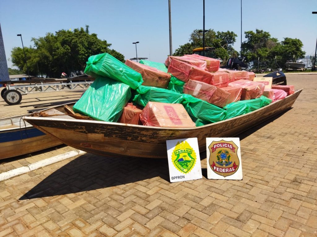 POLÍCIA FEDERAL e BPFRON apreendem veículo e embarcação carregados com grande quantidade de cigarros contrabandeados do Paraguai