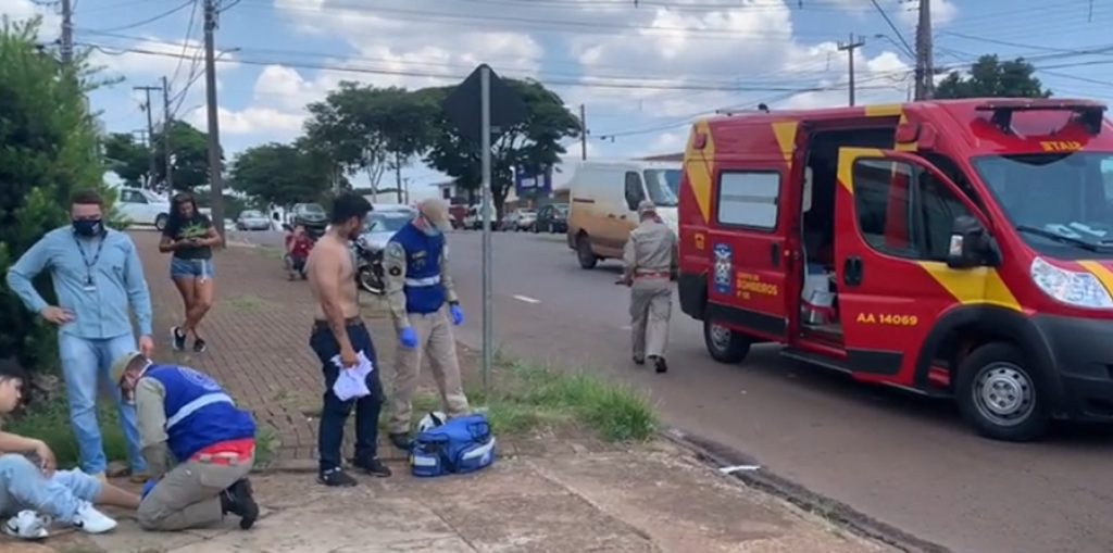 Jovens ficam feridos após colisão de trânsito na Avenida Rocha Pombo, em Cascavel