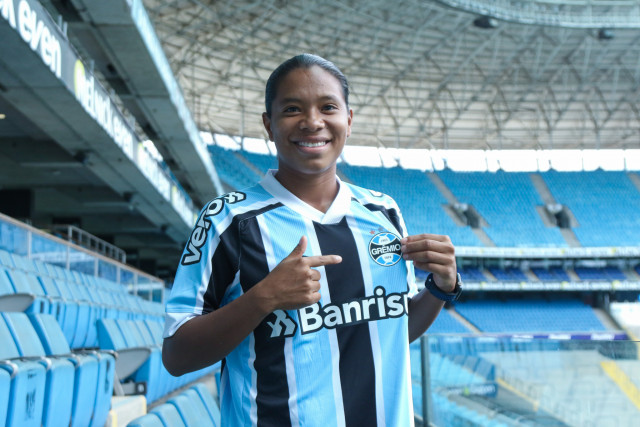Novo reforço das Gurias Gremistas, a zagueira Mónica Ramos responde perguntas dos torcedores 