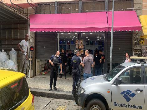 Polícia Civil e Receita Federal apreendem cerca de três toneladas em mercadorias contrabandeadas