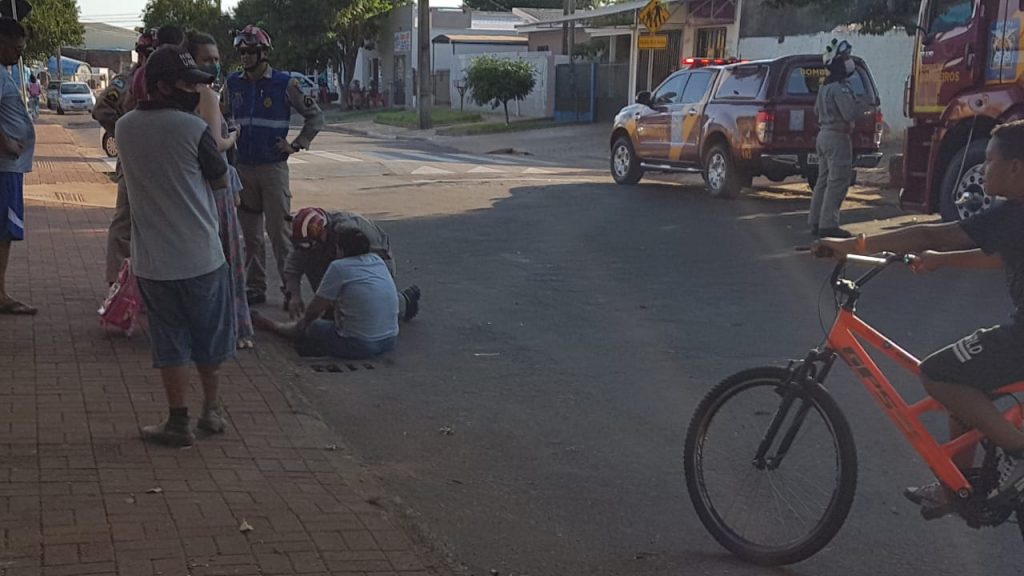 Mulher sofre suspeita de fratura após prender a perna em um bueiro