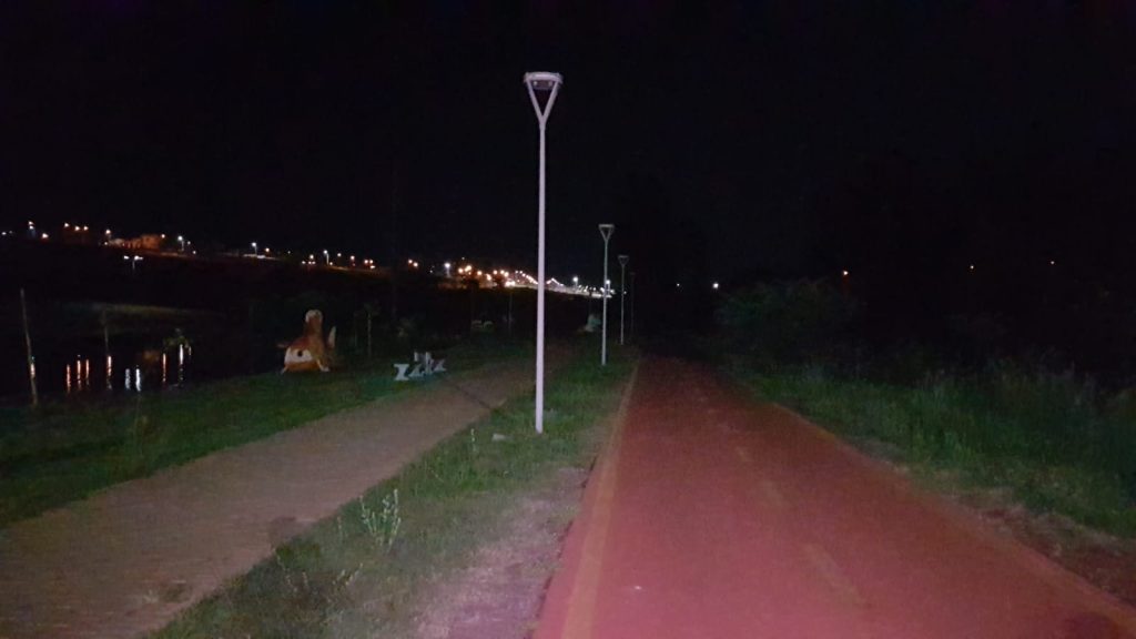 Ecopark Santa Cruz está com mato alto e com áreas com as luzes apagadas