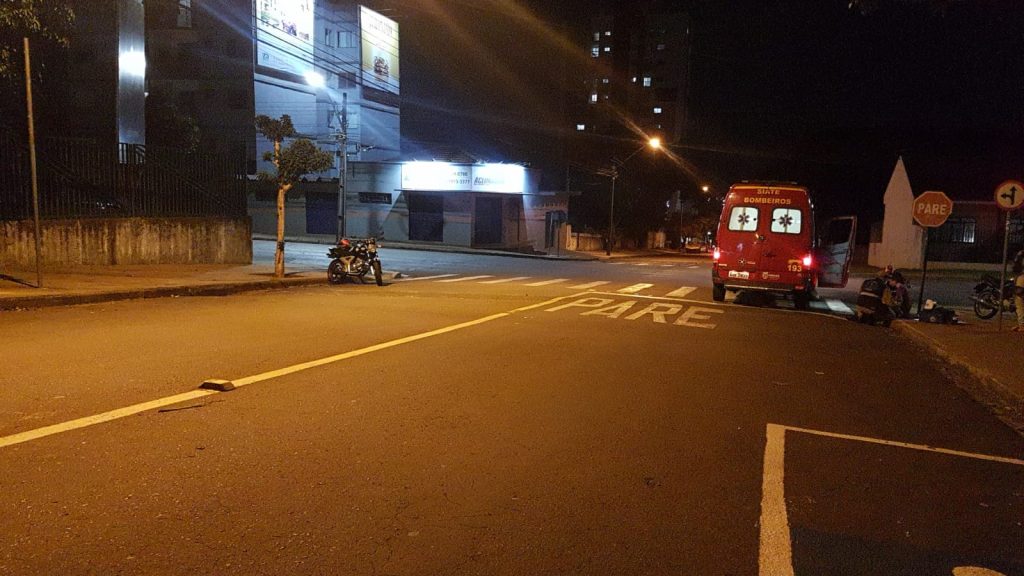 Homem fica ferido após colisão entre carro e moto em Cascavel