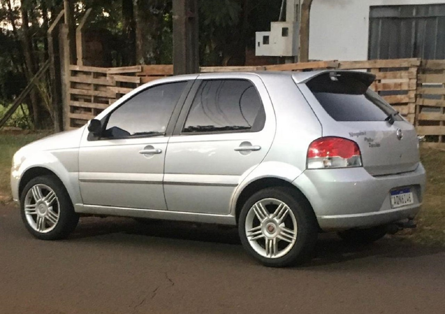 Palio de placas AQN-6I46 foi furtado no estacionamento de Centro Universitário no Santo Inácio