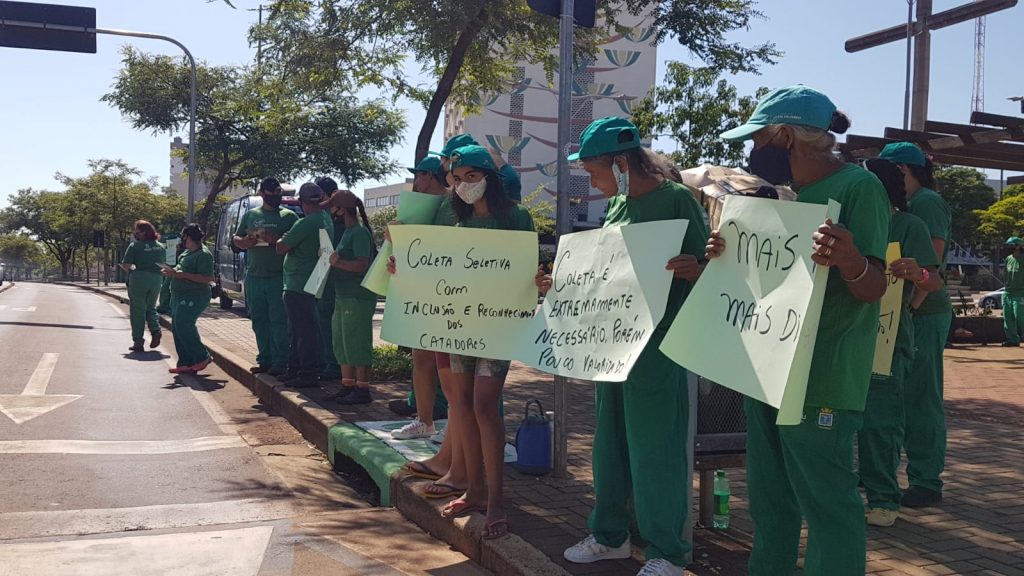Trabalhadores da Coleta Seletiva realizam protesto no Centro de Cascavel