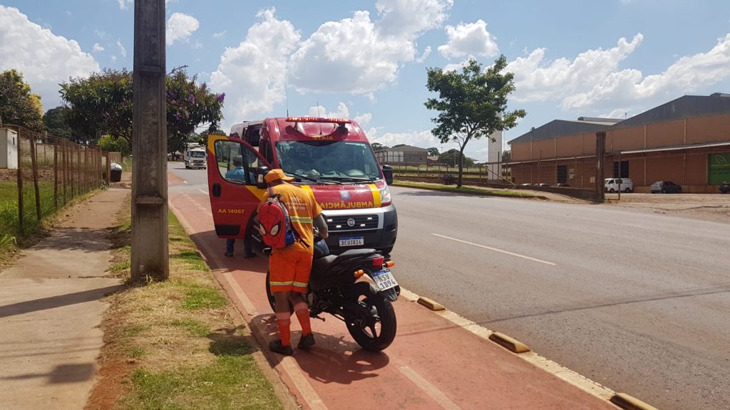 Motociclista fica ferido ao sofrer queda na Rua Gandhi