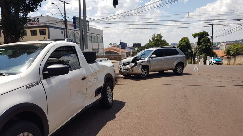 Saveiro e Tucson colidem no Centro