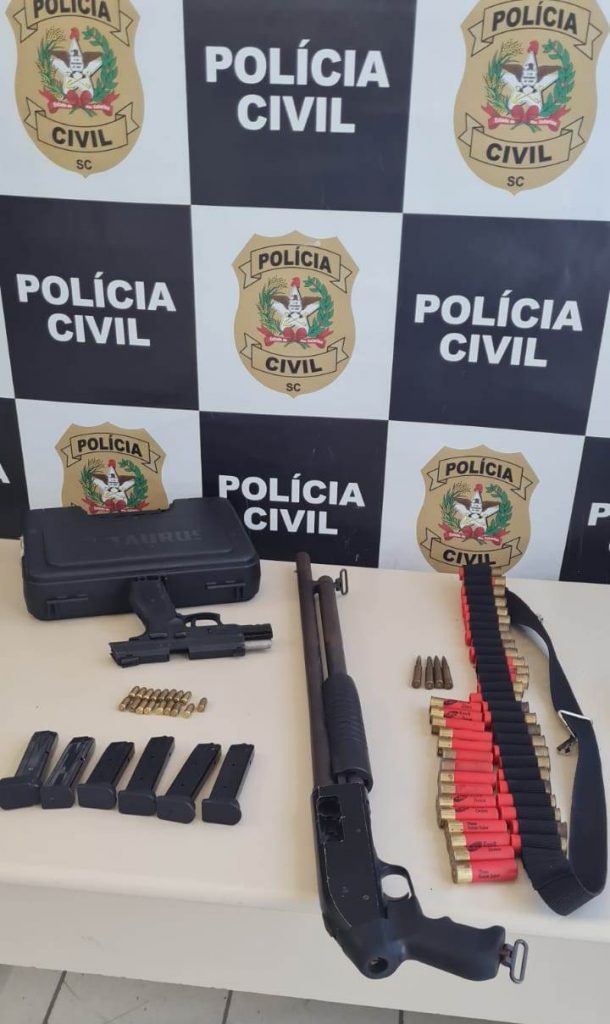 Armas, carregadores e munições são apreendidos pela Polícia Civil em Araquari