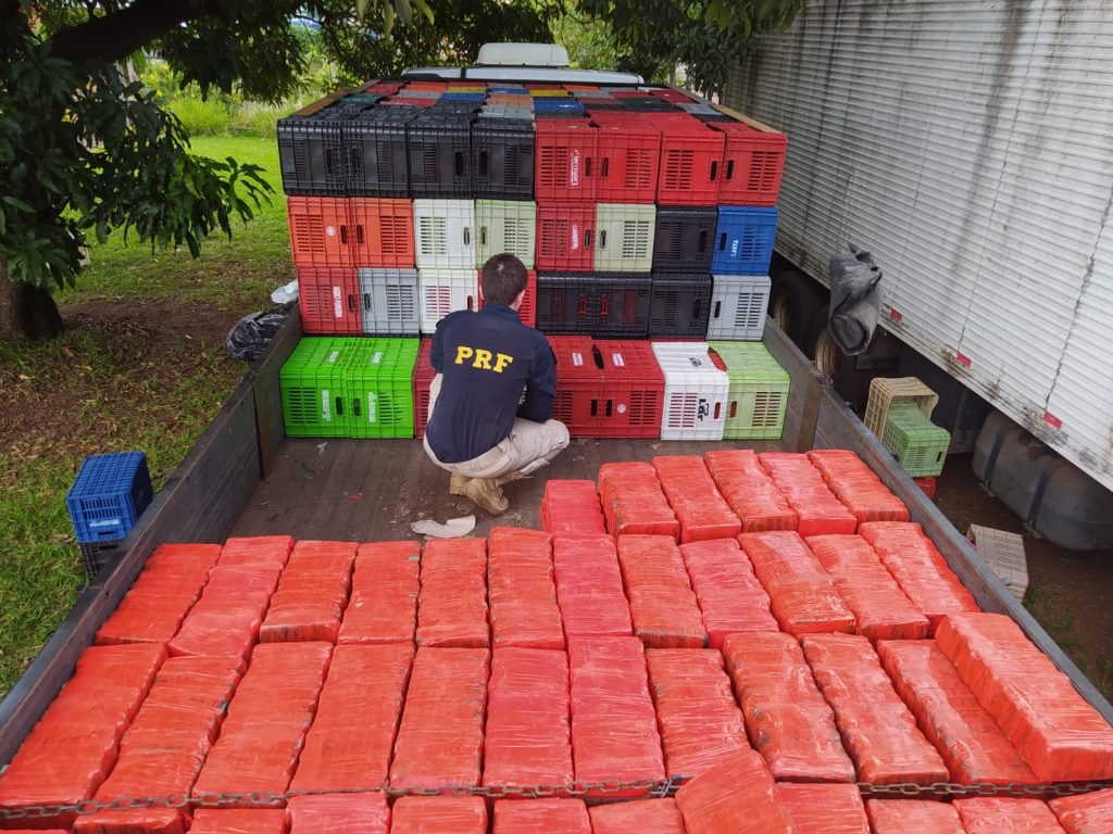 PRF apreende quase 2 toneladas de maconha no Paraná PRF apreende quase 2 toneladas de maconha no Paraná