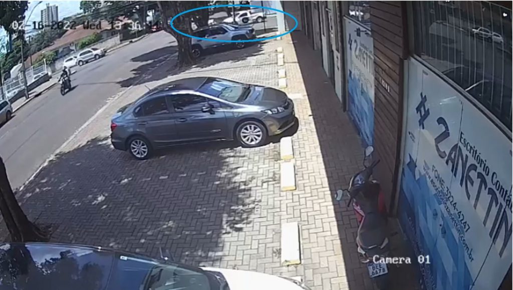 Câmera flagra forte colisão entre Saveiro e Tucson no Centro