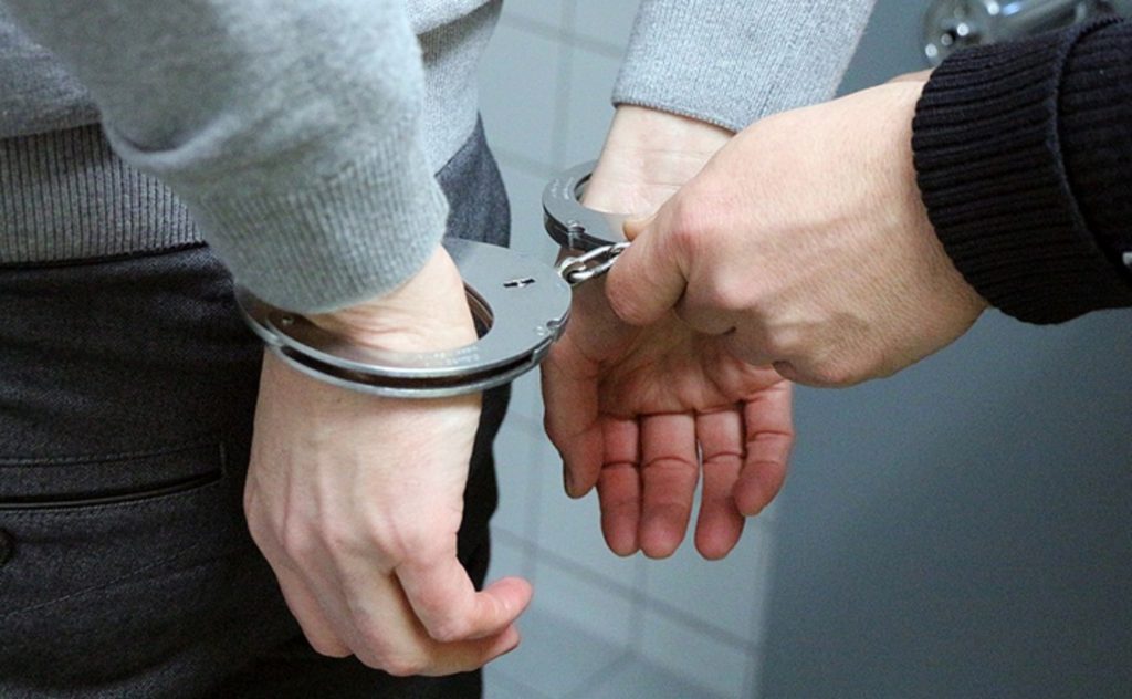 Mulher é presa após deixar filha de 10 anos confinada em carro enquanto bebia em um bar