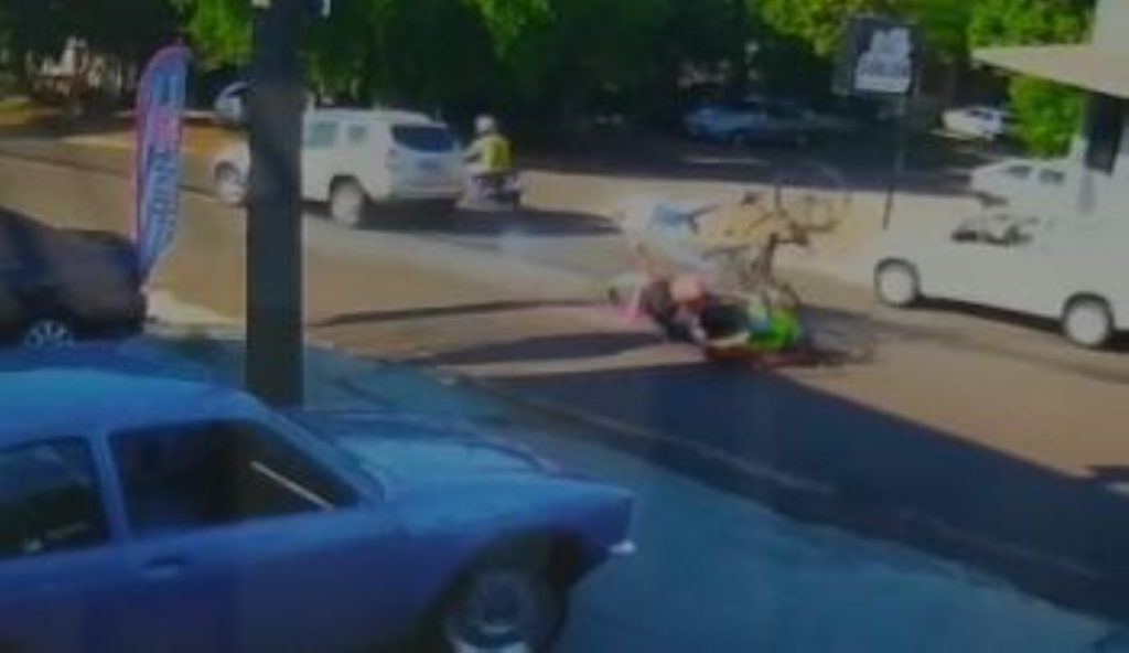 Forte colisão: Câmeras de segurança flagram forte impacto em colisão envolvendo ciclista