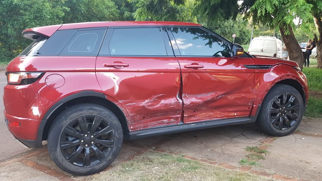 Colisão entre Pampa e Range Rover deixa diversos estragos