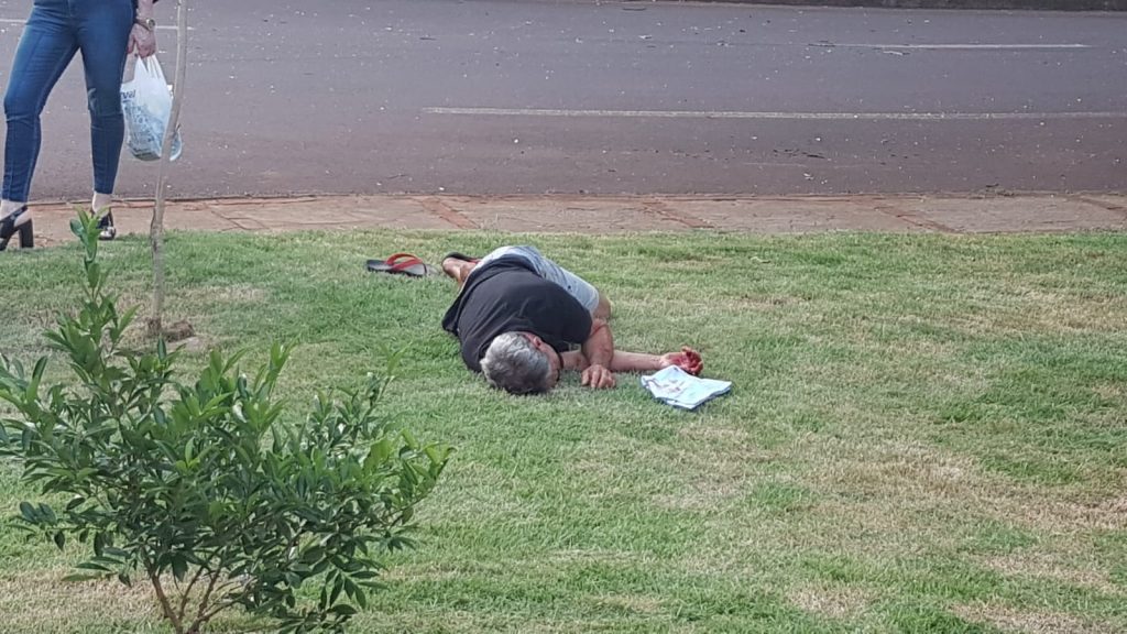 Após acidente de trânsito, homens entram em luta corporal
