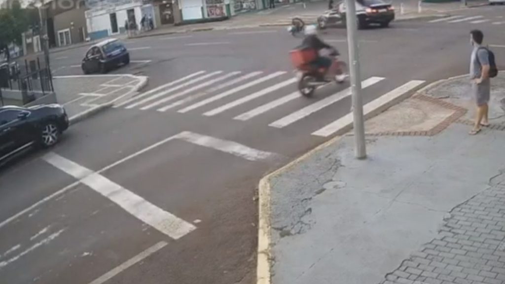 Veja imagens: Motociclista voa após forte colisão no centro