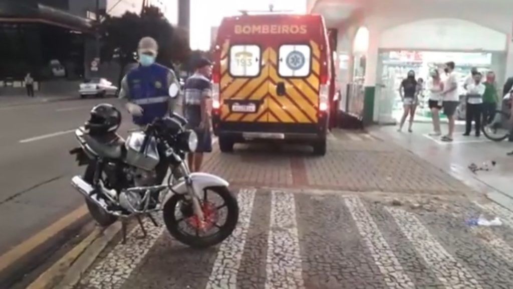 Condutor de motocicleta fratura fêmur após forte colisão no Centro