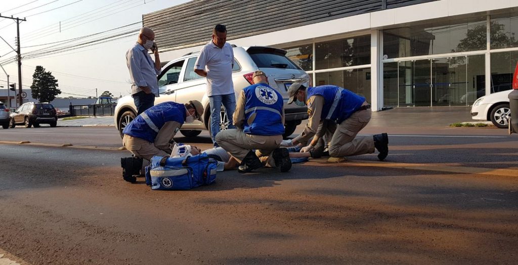 Motociclista fica ferido após colidir na traseira de automóvel na Av. Brasil, em Cascavel