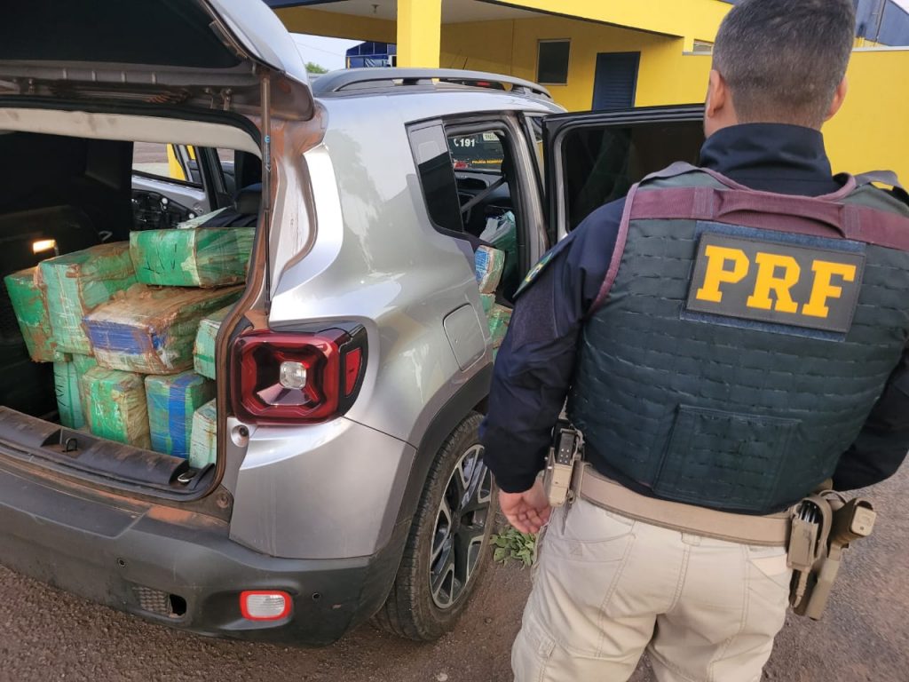 Após fuga na região de Campo Mourão (PR), PRF apreende 605 quilos de maconha num SUV Após fuga na região de Campo Mourão (PR), PRF apreende 605 quilos de maconha num SUV