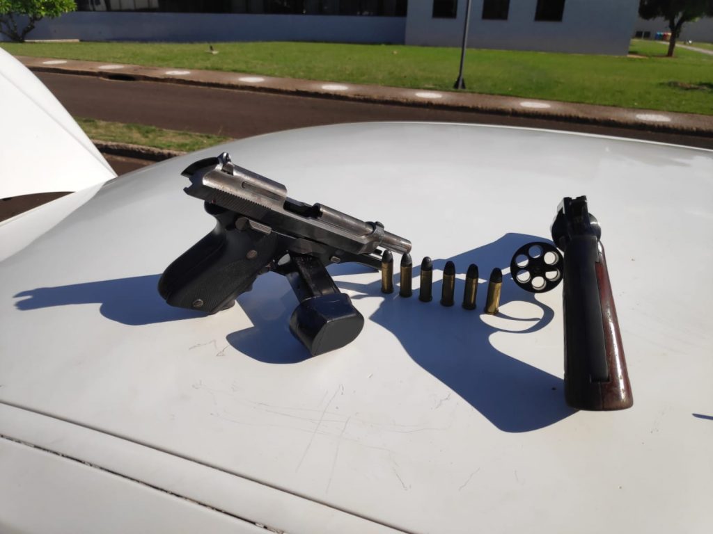 PF e BPFron prendem indivíduo com duas armas na região da aduana, em Foz do Iguaçu/PR