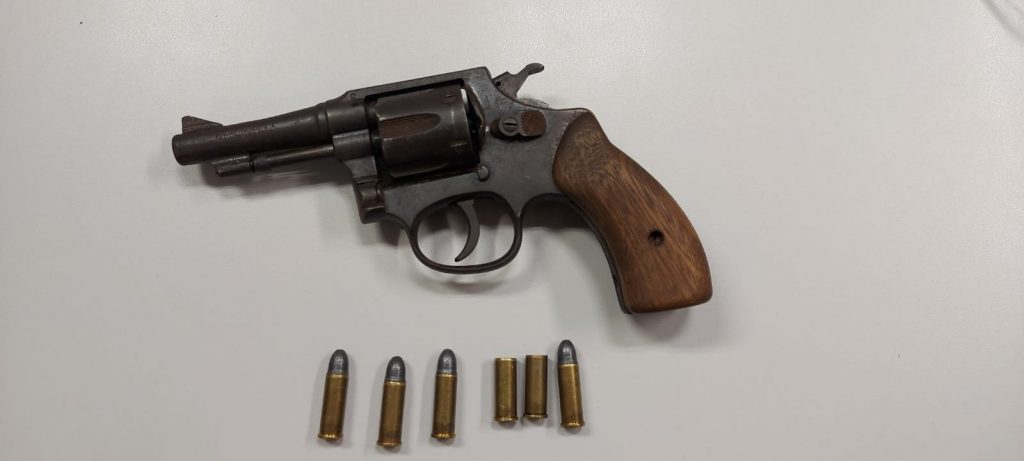 Polícia prende homem por posse irregular e disparo de arma de fogo