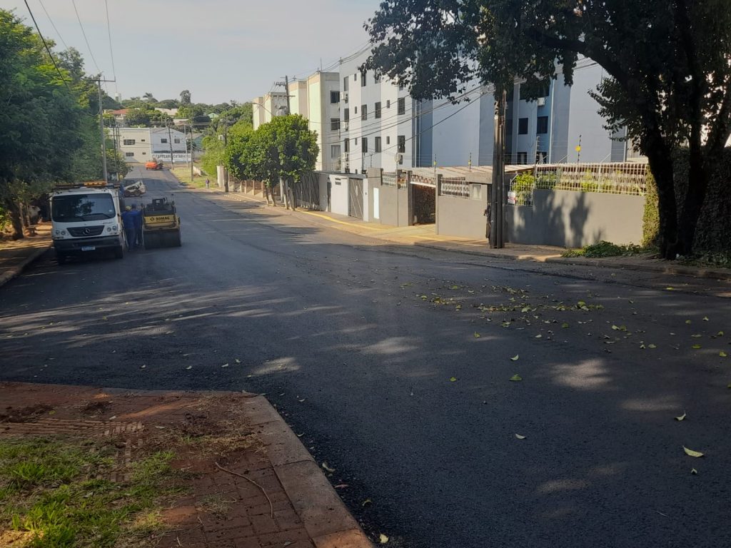 Moradores comemoram melhorias na pavimentação da Rua Mato Grosso, na região central