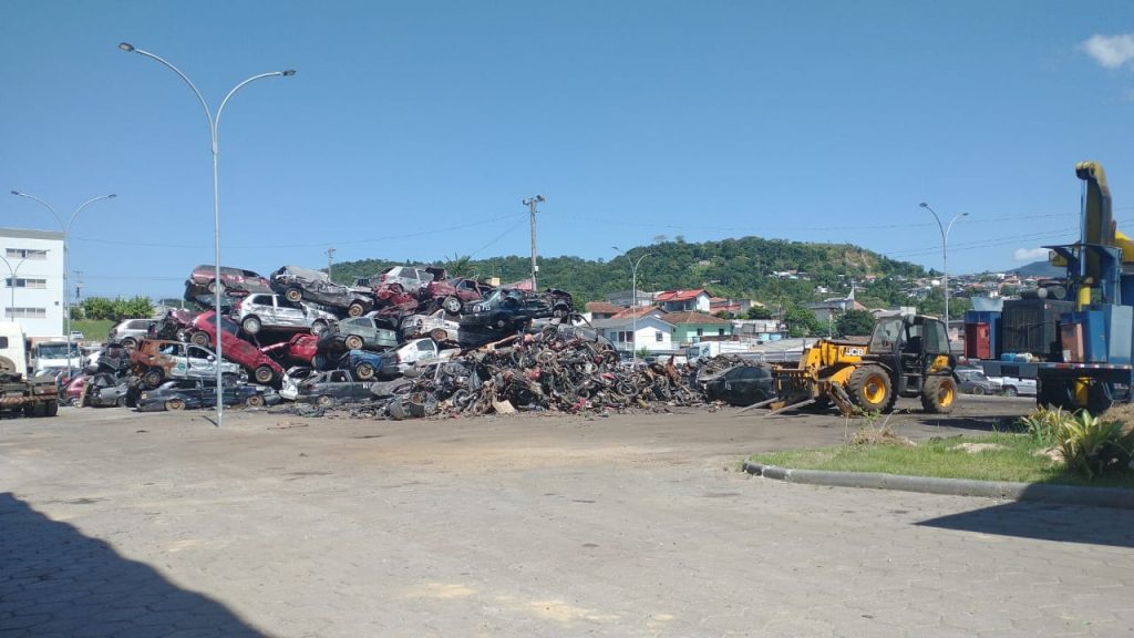 Polícia Civil realiza amassamento para remoção de veículos em Florianópolis