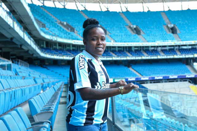 Volante Jessica Peña, novo reforço das Gurias Gremistas na temporada, responde perguntas da torcida