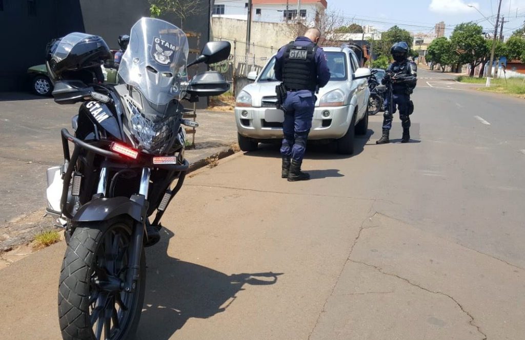 Guarda Municipal apreende veículo com mais de R$ 32 mil em multas e débitos Guarda Municipal apreende veículo com mais de R$ 32 mil em multas e débitos