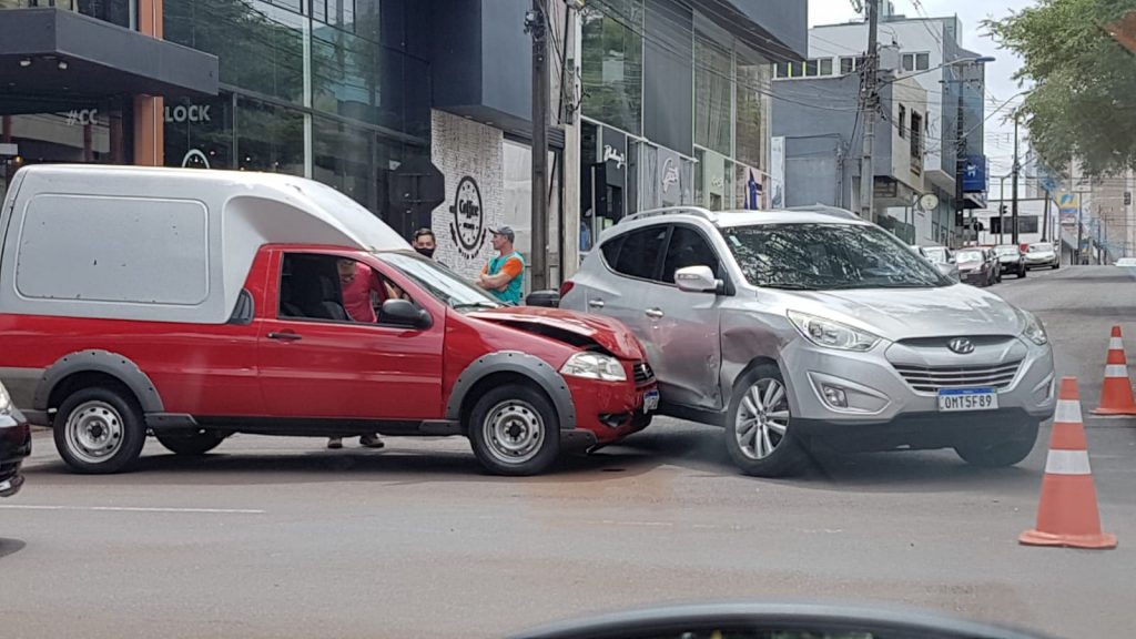 Colisão de trânsito volta a ser registrada na esquina das ruas Erechim e Riachuelo