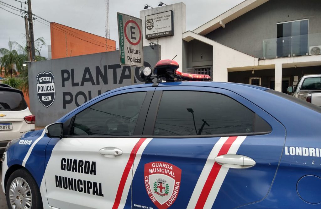 Suspeito é preso pela GM ao tentar arremessar objetos para o interior do Creslon Suspeito é preso pela GM ao tentar arremessar objetos para o interior do Creslon