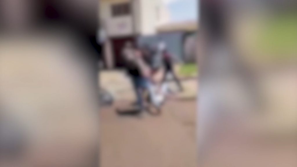 Veja imagens: Briga de jovens gera tumulto nas proximidades de Colégio